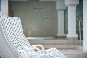 Piscine couverte, accès possible de 07 h 30 à 18 h 30, chaises longues 