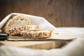 Vollkornbrot auf einem Holzschneidebrett.