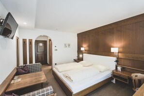 Kamar Double Klasik, 1 Tempat Tidur Queen | Seprai antialergi, selimut bulu angsa, brankas, dan meja kerja