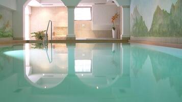 Piscine couverte, accès possible de 07 h 30 à 18 h 30, chaises longues