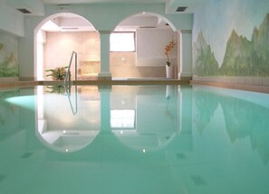 Indoor pool, open 7:30 AM to 6:30 PM, pool loungers - Hotel Bergland (Valle Aurina)