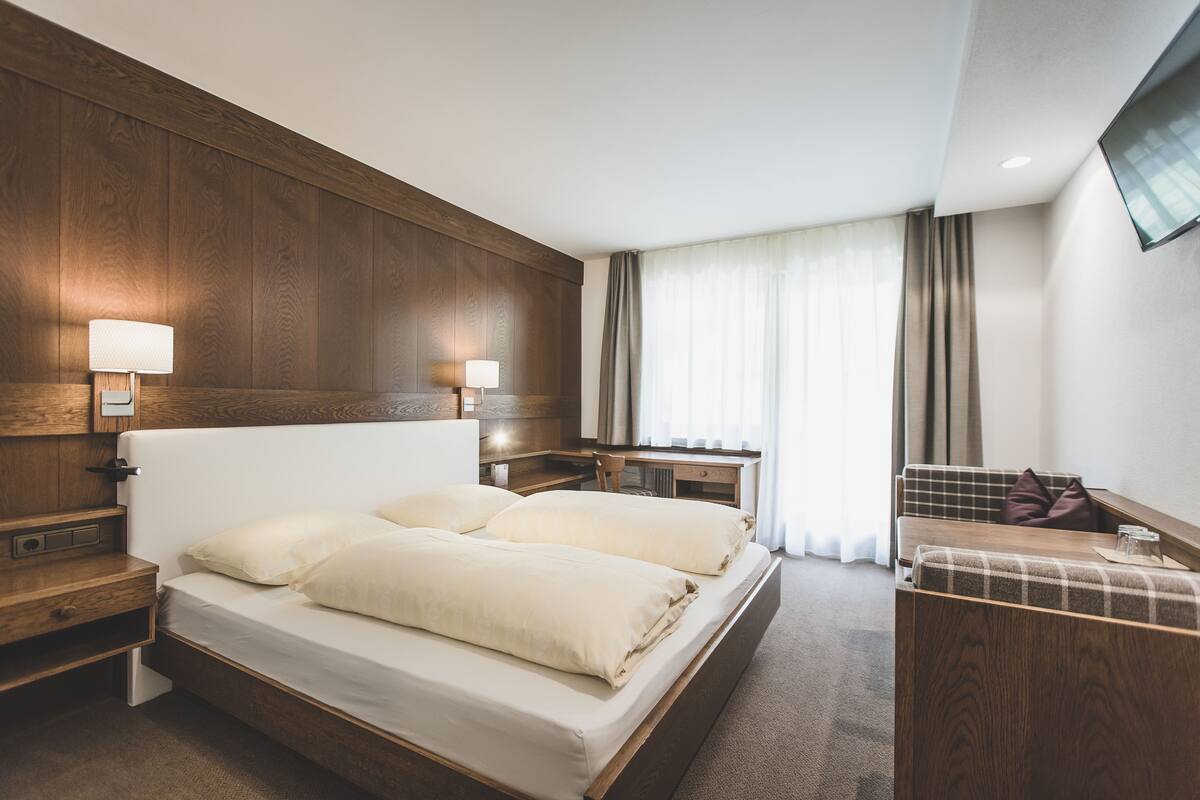 Hypo-allergenic bedding, down duvets, in-room safe, desk