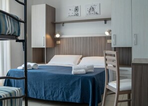 Quadruple Room | Peti besi dalam bilik, Wi-fi percuma, cadar katil 