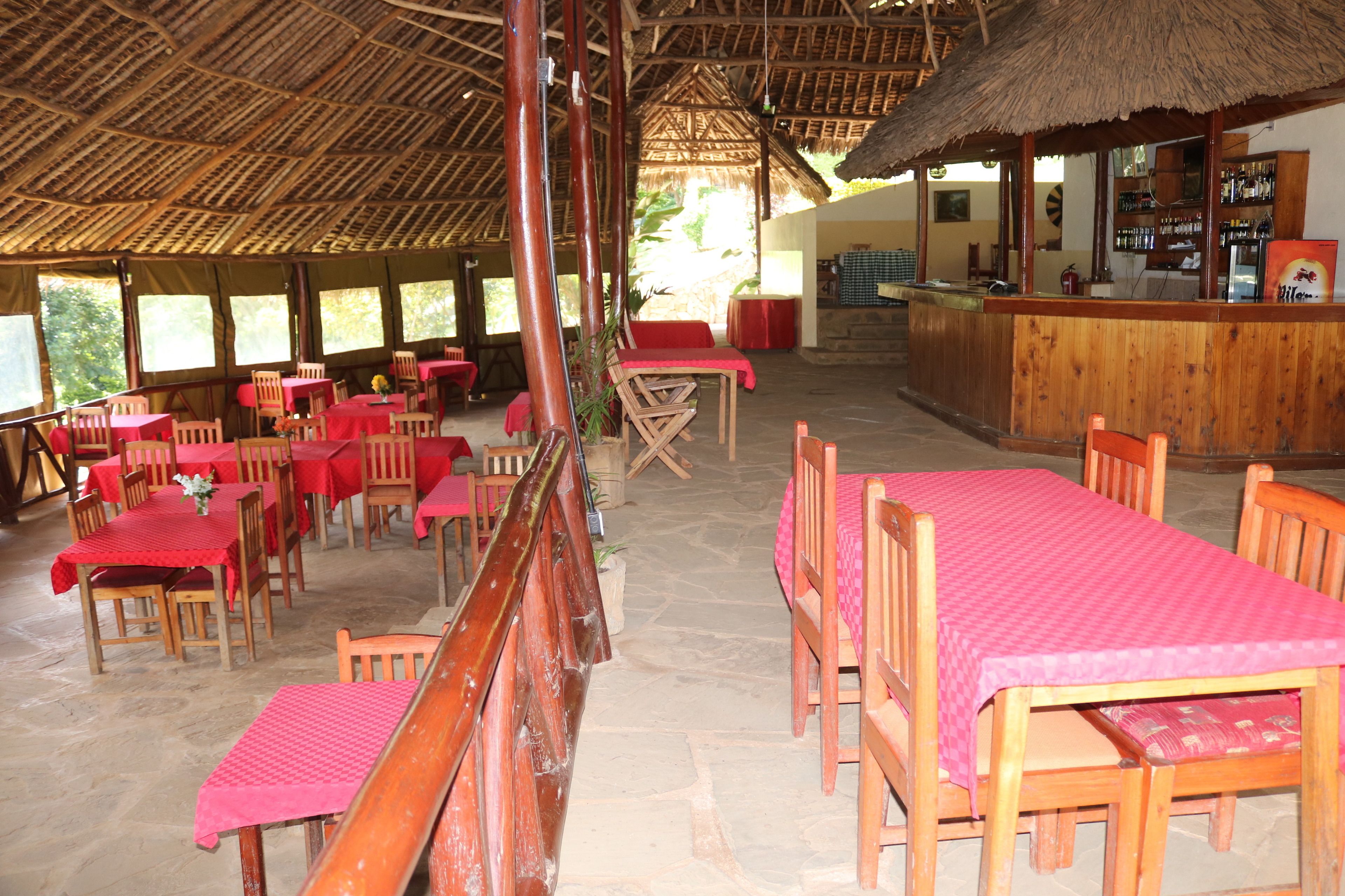 S'hi serveixen esmorzars, dinars i plats de cuina local i internacional 