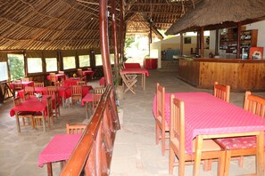 Se sirven desayunos, almuerzos, cenas y cocina local e internacional