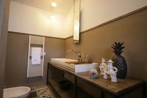 Villa, 3 slaapkamers | Badkamer | Een aparte badkuip en douche, een diep bad, een regendouche