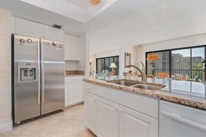 House, 2 Bedrooms | Private kitchen | Microwave, coffee/tea maker