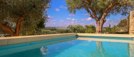 Hồ bơi ngoài trời phục vụ theo mùa