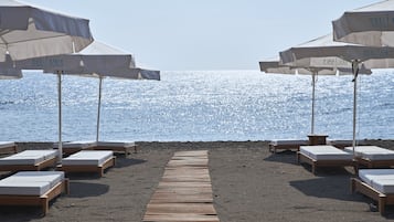 En la playa, sillas reclinables de playa