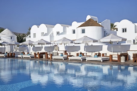 2 piscines extérieures, tentes de plage, parasols de plage. Nikki Beach Resort & Spa Santorini