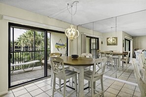 Casa, 2 habitaciones | Cocina privada | Microondas y cafetera y tetera 