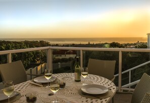 Family House, 3 Bedrooms (Self catering Holiday Home) | Balcony - Home with an Ocean view (Hermanus)