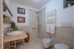 Vil·la, 4 dormitoris | Bany | Dutxa, capçal de dutxa tipus cascada, assecador de cabells i bidet 