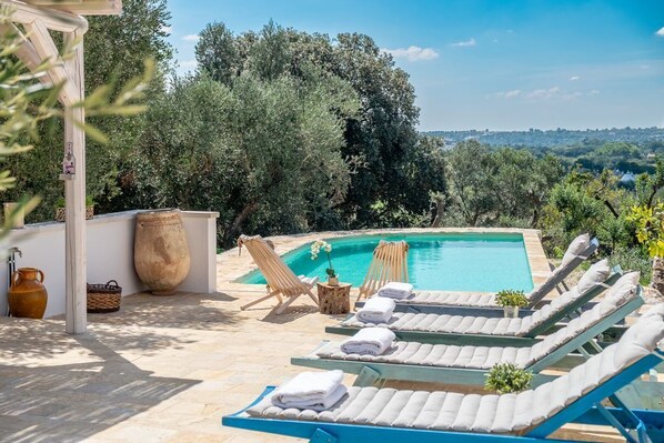 Piscina a l'aire lliure, para-sols i gandules 