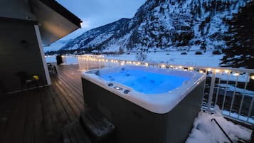 Bañera de hidromasaje al aire libre