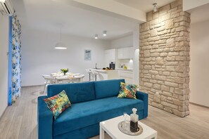 120-cm-Flachbildfernseher mit Satellitenempfang, Fernseher, Kamin