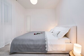 3 bedrooms, Egyptian cotton sheets, premium bedding, down duvets - Luxury Family-friendly Apartment With Private Pool, 10 min Drive to Center Split (Solin)