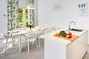 Maison familiale, Plusieurs lits, vue sur le jardin | Repas dans la chambre