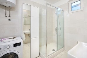 Family House, Multiple Beds, Garden View | Bathroom | Shower, hydromassage showerhead, free toiletries, hair dryer