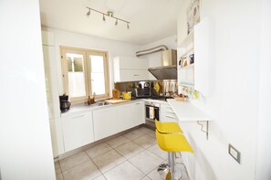 Apartment, 2 Schlafzimmer | Eigene Küche | Großer Kühlschrank, Herdplatte, Kochgeschirr/Geschirr/Besteck