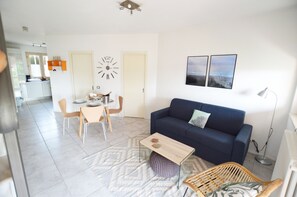 Apartment, 2 Bedrooms | Living area