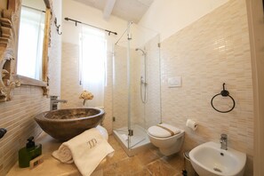 Shower, rainfall showerhead, bidet, towels - TD Trulli della Rosatella Typical Trulli w/ Pool (Castellana Grotte)