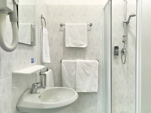 Superior Triple Room, Sea View | Bathroom | Free toiletries, hair dryer, bidet, towels