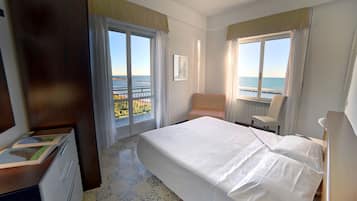 Chambre Panoramique Double ou avec lits jumeaux, 2 lits une place, vue mer | Coffres-forts dans les chambres, bureau, Wi-Fi gratuit, draps fournis