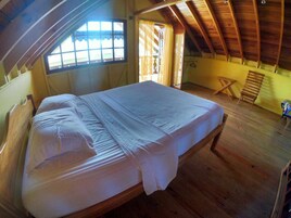 Tabla de planchar con plancha, wifi gratis y ropa de cama 