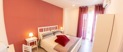 Quarto urbano, vista para a cidade | Cofres nos quartos, escrivaninha, cortinas blackout, Wi-Fi de cortesia