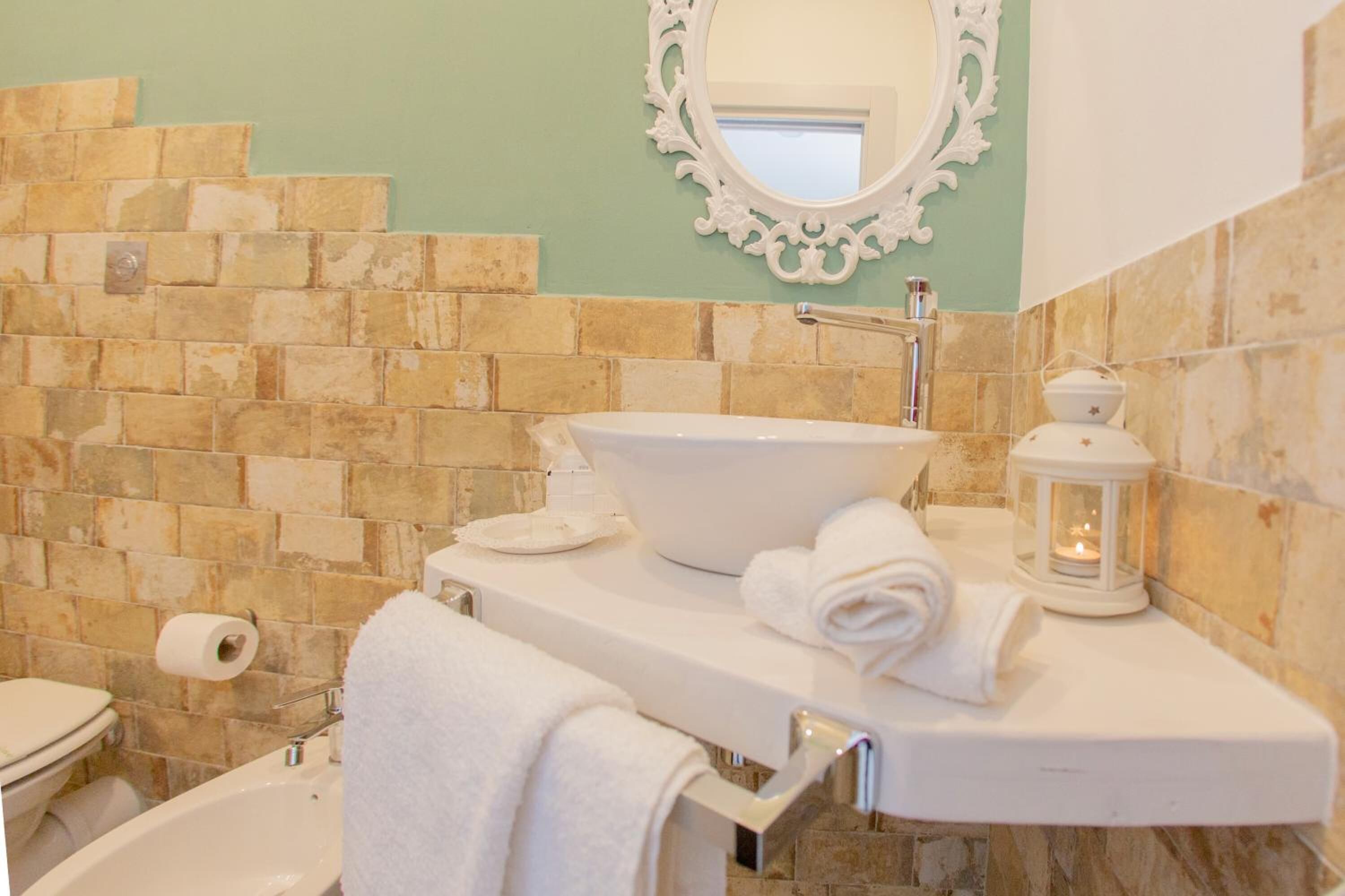 シャワー、バスアメニティ (無料)、ヘアドライヤー、バスローブ