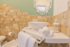 淋浴设施、免费洗浴用品、吹风机、浴袍