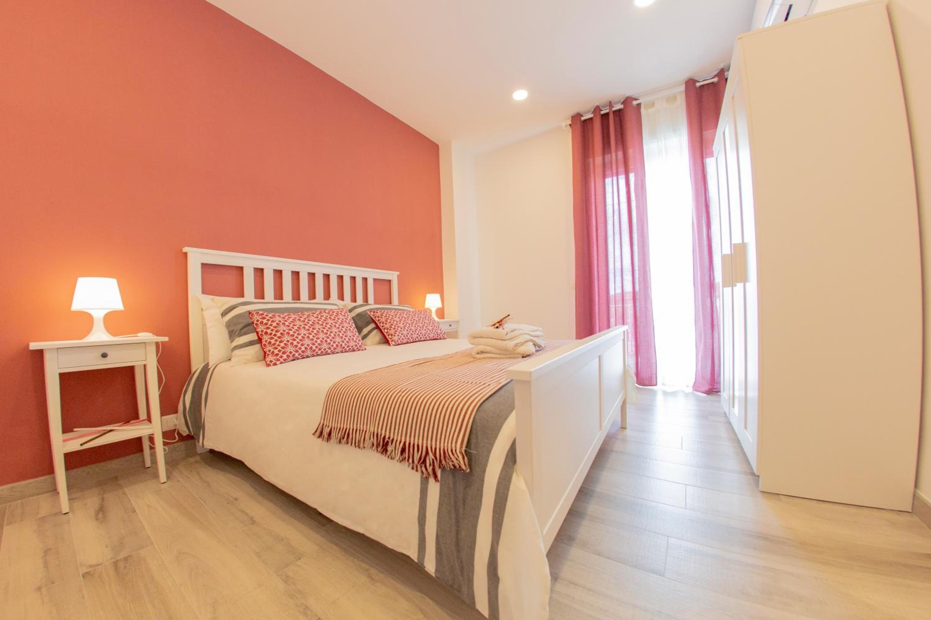 セーフティボックス (室内)、デスク、遮光カーテン、WiFi (無料)