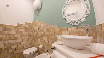 Chambre Double Confort, vue ville | Salle de bain | Douche, articles de toilette gratuits, sĂšche-cheveux, peignoirs