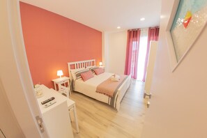 Zimmersafe, Schreibtisch, Verdunkelungsvorhänge, kostenloses WLAN