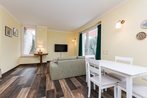 Căn hộ, 2 phòng ngủ | Khu vực ăn uống tại phòng