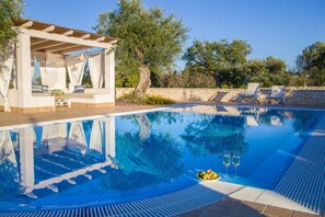 Piscine extérieure (ouverte en saison), cabanons gratuits