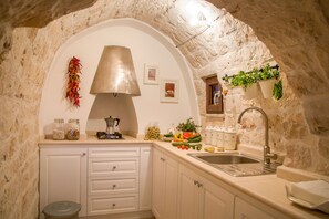 Villa, 2 chambres | Cuisine privée | Réfrigérateur grande capacité avec congélateur, un four