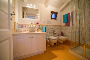 ヴィラ 2 ベッドルーム | バスルーム | シ ャワー、レインフォールシャワー、ヘアドライヤー、ビデ