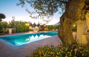 季節限定屋外プール、カバナ (無料)