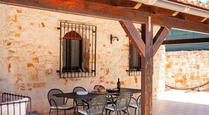 Terrace/patio - TD Villa Luna Trulli with Large Pool (Castellana Grotte)