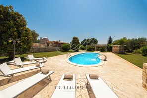 Seasonal outdoor pool - TD Villa Luna Trulli with Large Pool (Castellana Grotte)
