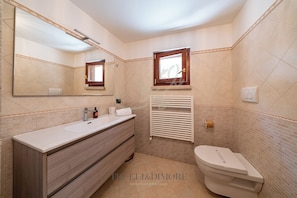 Villa, 3 habitaciones | Baño | Regadera, regadera tipo lluvia, secadora de cabello, bidet