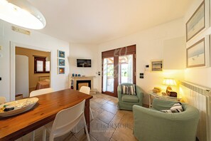 Villa, 3 Bedrooms | Living area | 32-inch TV with digital channels - TD Villa Luna Trulli with Large Pool (Castellana Grotte)