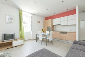 Apartment | Eigene Küche | Großer Kühlschrank, Mikrowelle, Ofen, Herdplatte