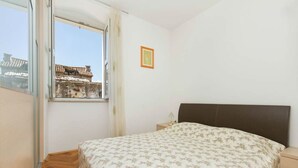Apartment | Desk, blackout drapes, soundproofing, iron/ironing board - Apartment Angel (Split)