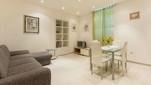 Apartment | Living area | 110-cm TV with satellite channels - Apartment Angel (Split)