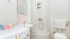 Apartment | Bathroom shower - Apartment Angel (Split)