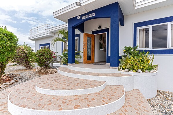 Exterior detail - Villa Amarc: Family Fun, Kite Surf, Balcony View minutes to Rodgers/Baby Beach! (San Nicolas)