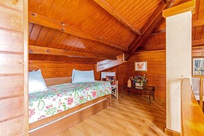 4 bedrooms, iron/ironing board, travel crib, free WiFi - Villa Amarc: Family Fun, Kite Surf, Balcony View minutes to Rodgers/Baby Beach! (San Nicolas)